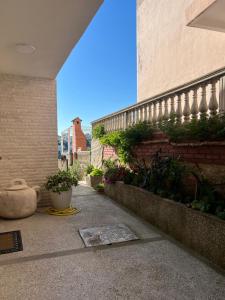 um pátio com plantas e uma parede de tijolos em Suka Apartments em Ulcinj