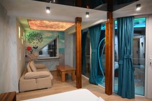 TV a/nebo společenská místnost v ubytování Vila One Beach Hotel