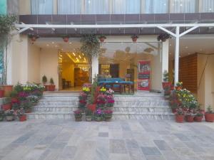 Tampak depan atau pintu masuk Apex Business Hotel - Tribhuvan International Airport, Kathmandu