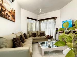 sala de estar con sofá y mesa en LUSO Beach Homes Goa en Benaulim