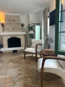 - un salon avec une cheminée, un canapé et des chaises dans l'établissement 8 oDa Marmaris, à Marmaris