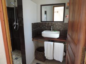 的住宿－LE SERENITY LODGE，一间带水槽和镜子的浴室