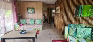 Posezení v ubytování Tauraatini House F4 - PAPEETE