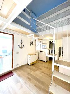 泰拉西尼的住宿－CASA PRAIA，客房设有双层床和楼梯。