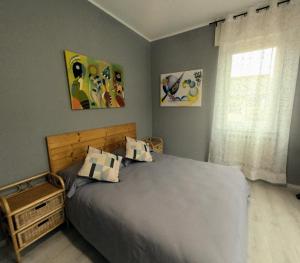 1 dormitorio con cama y ventana en Casa vacanze "La Begonia", en Morbegno