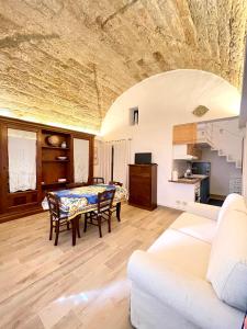 un salon avec une table et un canapé dans l'établissement CASA PRAIA, à Terrasini 35 autres photos