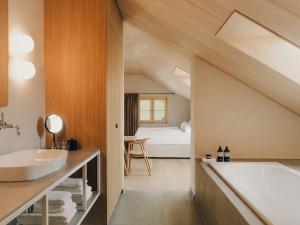 Postel nebo postele na pokoji v ubytování Hirschen - Fine Hotel, Restaurant & Spa
