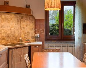 a kitchen with a table and chairs and a window at Casa dello Psiconauta - Atelier con giardino mediterraneo in San Vito Chietino