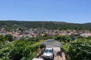 um carro estacionado numa colina com uma cidade ao fundo em Apartment "Turista" Marina em Marina