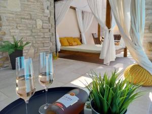 zwei Gläser Wein auf einem Tisch in einem Zimmer in der Unterkunft Villa Pietro Comfortable holiday residence in Čabrunići