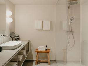 y baño con lavabo y ducha. en Gasthof Hirschen Schwarzenberg, en Schwarzenberg im Bregenzerwald