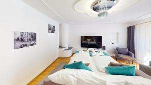 Cette chambre blanche dispose de 2 lits et d'une télévision. dans l'établissement Zentrale 5,5 Zimmer Wohnung für bis zu 8 Personen, à Coire