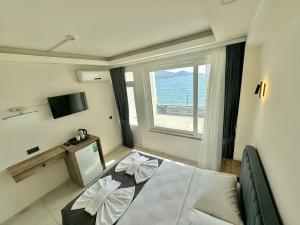 Ένα ή περισσότερα κρεβάτια σε δωμάτιο στο Sea Door Hotel