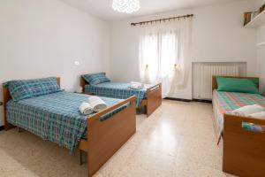 a bedroom with two beds and a window at Il Melograno in Tavernelle