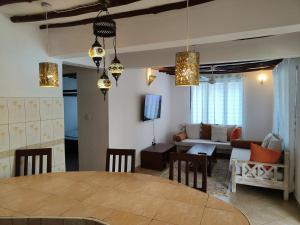 Et tv og/eller underholdning på Diani 3BR Coastal Villa - 4 Mins To The Beach