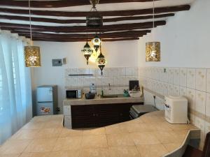 Køkken eller tekøkken på Diani 3BR Coastal Villa - 4 Mins To The Beach