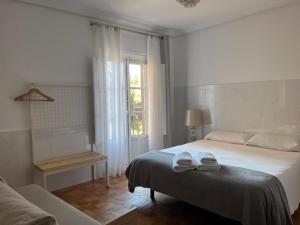 Posteľ alebo postele v izbe v ubytovaní Apartamentos Toledo Casa Galería de los Aljibes