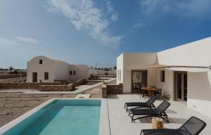 Bazén v ubytování Rizes Villas Santorini with private pool nebo v jeho okolí
