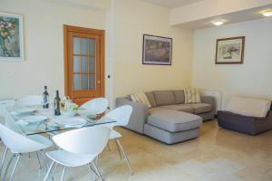 ein Wohnzimmer mit einem Sofa, einem Tisch und Stühlen in der Unterkunft Casa Paolina in Lucca
