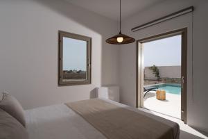 Postel nebo postele na pokoji v ubytování Rizes Villas Santorini with private pool + 37 fotografií