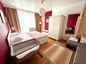 1 dormitorio con cama, tocador y espejo en Le Petit Paris- Central , Dorobanți with a view en Bucarest