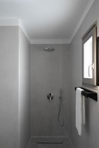 A bathroom at Rizes Villas Santorini with private pool