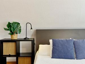 諾哈的住宿－El Camarote - 6019，卧室,卧室配有一张睡台上种植植物的床