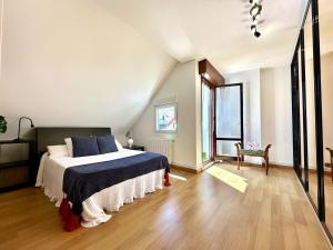 1 dormitorio con 1 cama con edredón azul en El Camarote - 6019 en Noja