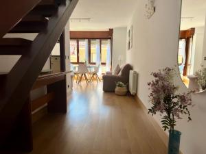 諾哈的住宿－El Camarote - 6019，客厅设有楼梯、沙发和桌子