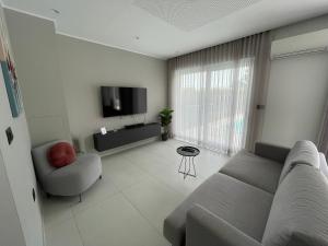 sala de estar con sofá y TV en Villa JOKA en Banjole