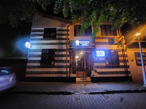 un bâtiment avec une porte devant lui la nuit dans l'établissement Karma caffe&rooms, à Bucarest