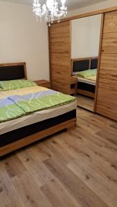 Schlafzimmer mit einem Bett und einem Spiegel in der Unterkunft In der Wachau 
