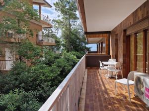 un balcón de una casa con mesa y sillas en Appartamenti Aurora en Grado