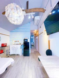 een kamer met een blauwe en witte streepmuur bij Akira&chacha杉並区世田谷direct to shinjuku for 13 min 上北沢4分 近涉谷新宿 in Tokyo