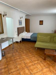 una camera con letto e divano verde di Urcu Hotel a Antalya (Adalia)