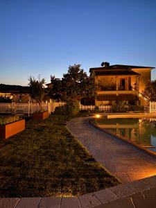 Bazén v ubytování Agriturismo Montefabbrello nebo v jeho okolí