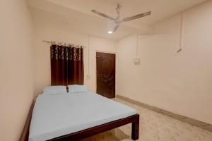 sypialnia z łóżkiem i wentylatorem sufitowym w obiekcie SPOT ON Hotel Paradise Inn w mieście Nowgong