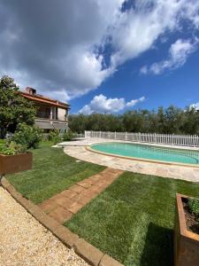 Bazén v ubytování Agriturismo Montefabbrello nebo v jeho okolí