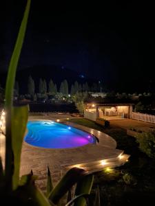 Bazén v ubytování Agriturismo Montefabbrello nebo v jeho okolí