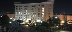 un gran edificio blanco por la noche con luces en Meera 1 bhk Palace Omaxe, en Vrindāvan
