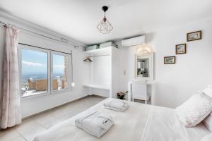 Una cama o camas en una habitación de Dream Villa Santorini