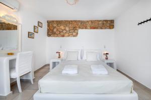 A bed or beds in a room at Dream Villa Santorini
