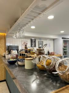 una cucina con bancone e ciotole di cibo di Alma Candida 02 a Valença