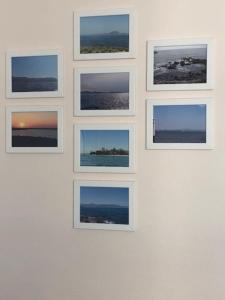 een groep foto's op een witte muur bij Duinroos C2 in Koksijde