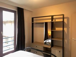 een slaapkamer met een stapelbed en een raam bij Duinroos C2 in Koksijde