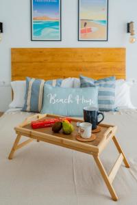 un tavolino con un vassoio di cibo su un letto di Seascape Piscina climatizada aire acondicionado a Corralejo