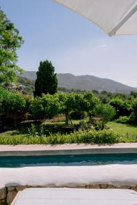 una piscina con vistas al jardín en Can Quince de Balafia - Turismo de Interior, en Sant Llorenç de Balàfia