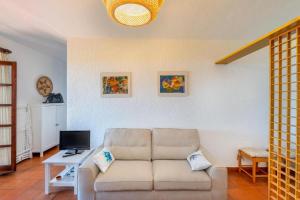 sala de estar con sofá y mesa en Sea View Mucchi Bianchi, en Baja Sardinia
