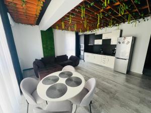 Kuchyňa alebo kuchynka v ubytovaní The Garden Apartment