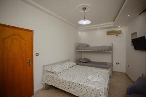 Ένα ή περισσότερα κρεβάτια σε δωμάτιο στο Hotel Shkodra Lake